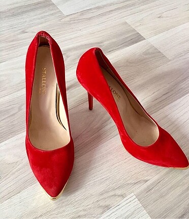 Kırmızı kadife topuklu ayakkabı stiletto