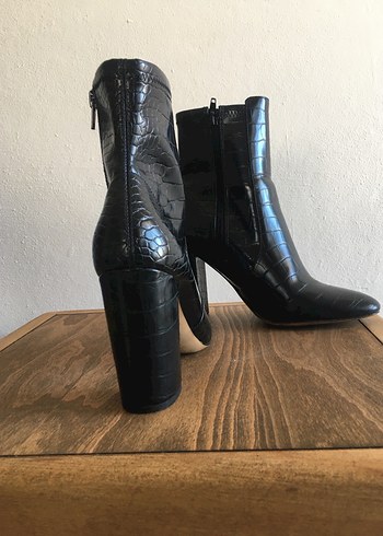 Parlak Siyah Deri Topuklu Bot - Görsel 2