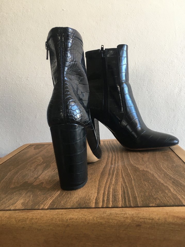 Parlak Siyah Deri Topuklu Bot - Görsel 2