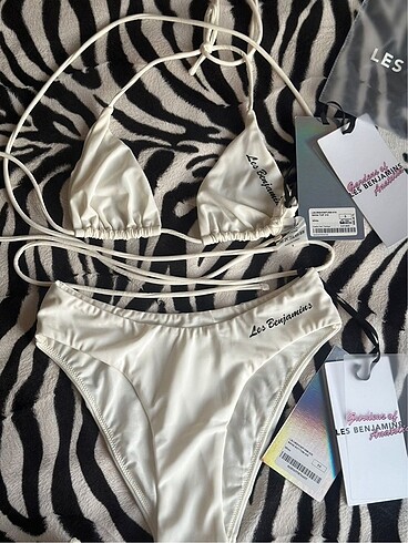 Les benjamins bikini takım