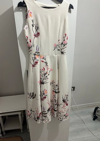 Beyaz Çiçek Desenli Midi Elbise - Görsel 2