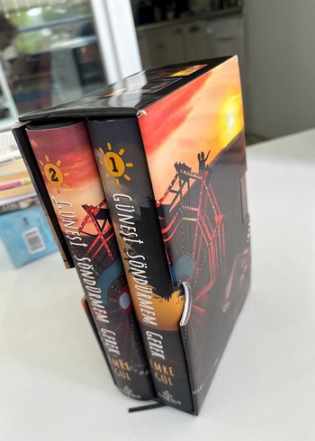 Güneşi Söndürenler - Ciltli 2 Kitap Seti