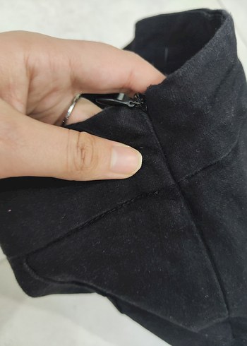 Düğmeli kalçaya ve ele oturan Siyah Yüksek Bel Mini Şort - Görsel 6