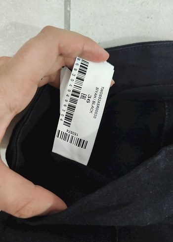 Düğmeli kalçaya ve ele oturan Siyah Yüksek Bel Mini Şort - Görsel 4