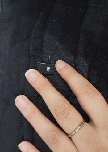 Düğmeli kalçaya ve ele oturan Siyah Yüksek Bel Mini Şort - Görsel 3