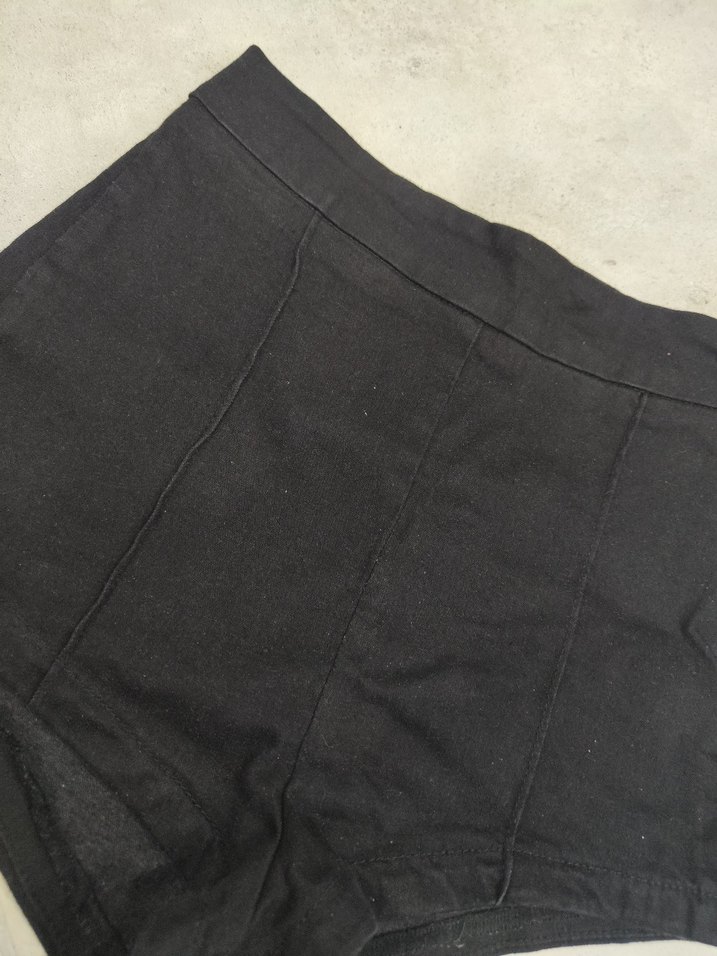 Düğmeli kalçaya ve ele oturan Siyah Yüksek Bel Mini Şort - Görsel 5