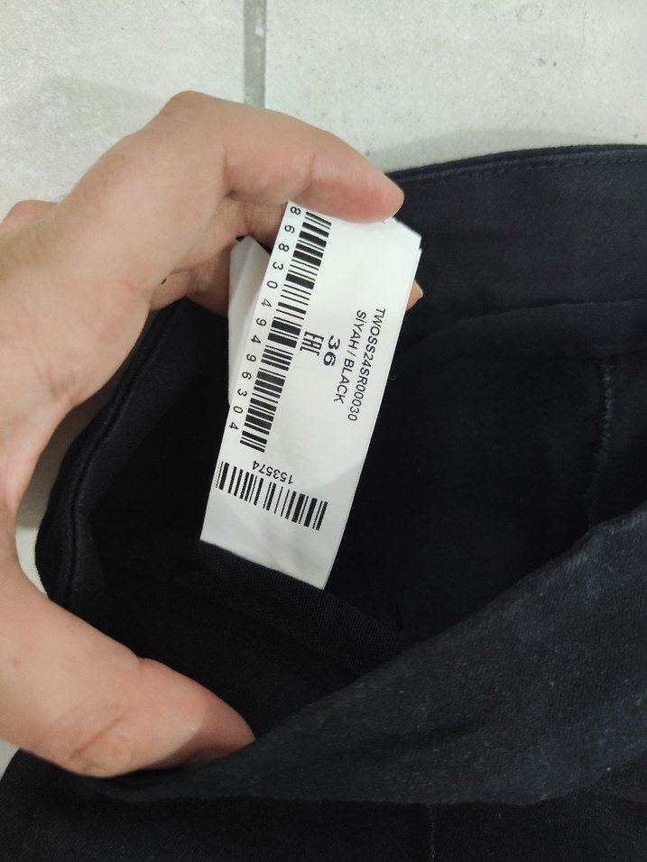 Düğmeli kalçaya ve ele oturan Siyah Yüksek Bel Mini Şort - Görsel 4