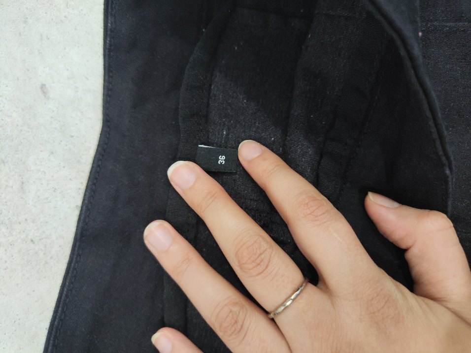 Düğmeli kalçaya ve ele oturan Siyah Yüksek Bel Mini Şort - Görsel 3