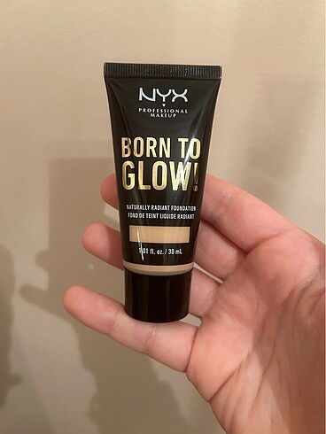 Nyx born to glow fondöten