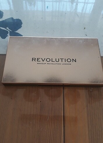 Revolution Far Paleti