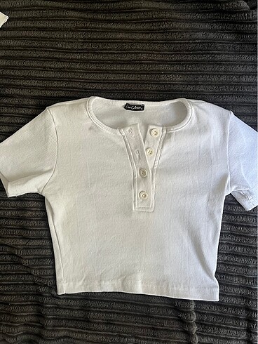 Düğmeli crop tshirt