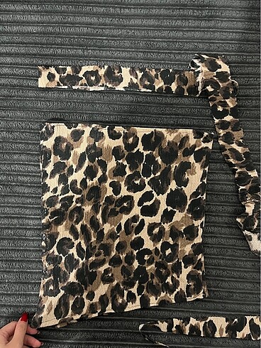 Leopar straplez fularlı crop