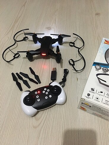Uzaktan kumandalı dron katlanabilir kanatlı