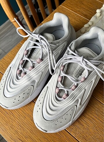 Adidas ozelia