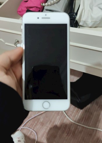 Beyaz iPhone, ön panel tam ekran