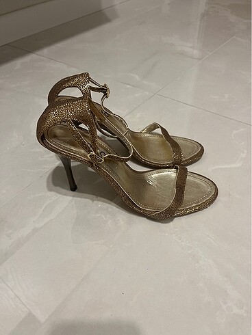 Hotiç Gold pırıltılı abiye sandalet
