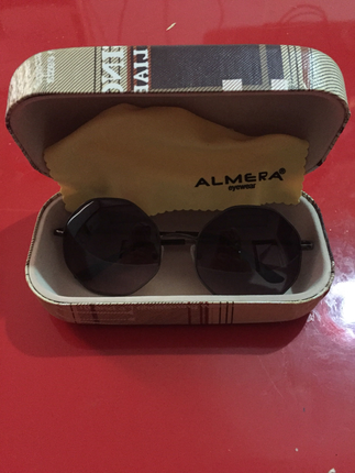 Almera gözlük