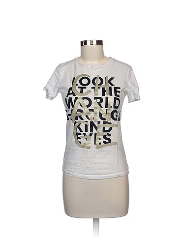 Stradivarius T-shirt %70 İndirimli.