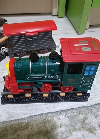 Tren rayı ve iki vagon p