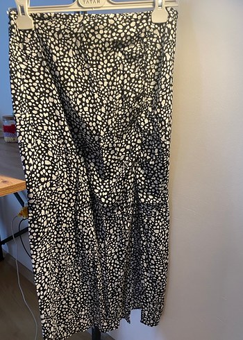 Drapeli Siyah Beyaz Uzun Etek Yırtmaç Detaylı - Görsel 3