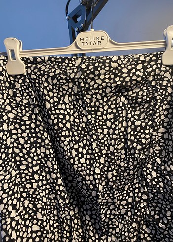 Drapeli Siyah Beyaz Uzun Etek Yırtmaç Detaylı - Görsel 4