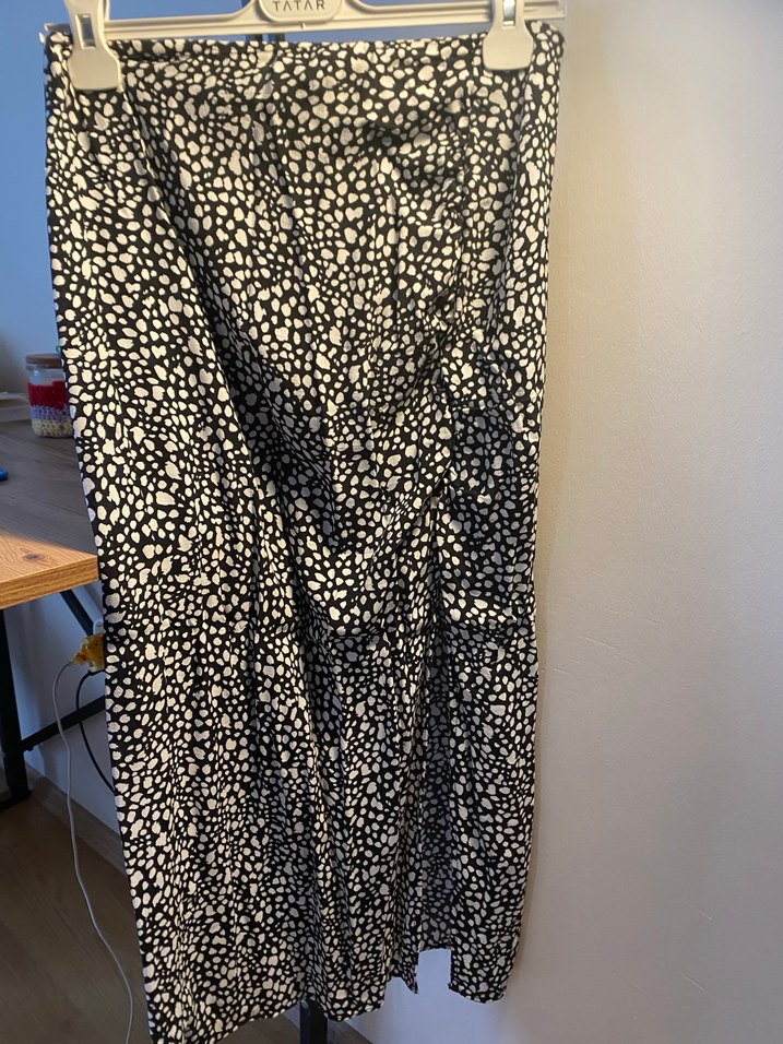 Drapeli Siyah Beyaz Uzun Etek Yırtmaç Detaylı - Görsel 3