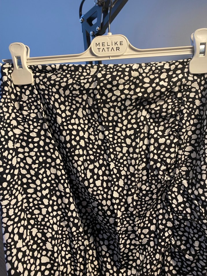 Drapeli Siyah Beyaz Uzun Etek Yırtmaç Detaylı - Görsel 4