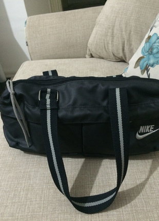 Uygun fiyata orjinal Nike çantaÇanta