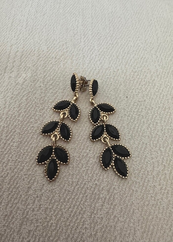 Siyah taşlı gold detaylı küpe - Görsel 2