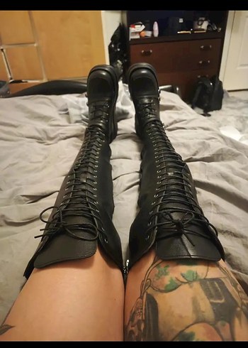 Siyah Deri Gotik Tokalı Kadın Botları