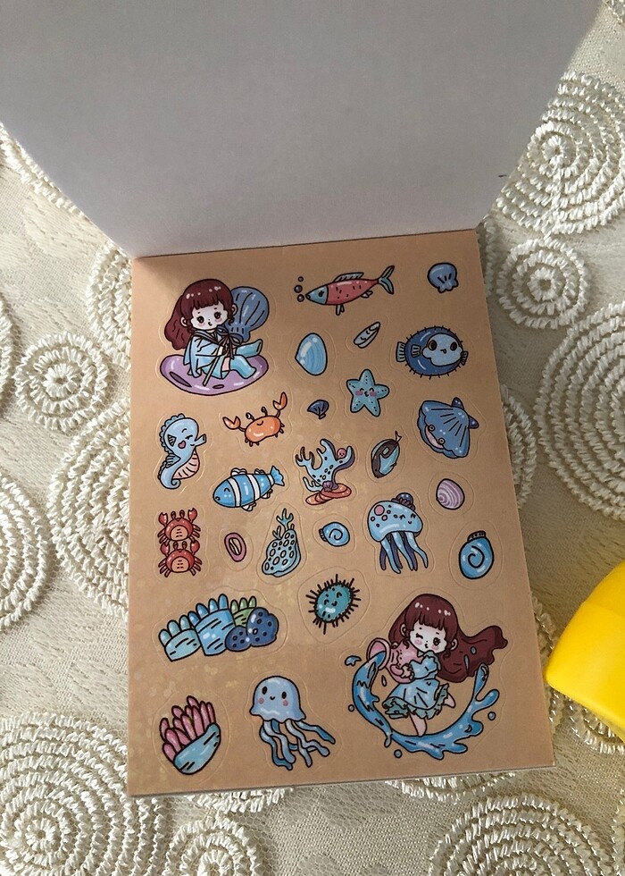 Sticker defteri ve hello kitty kalemtraş - Görsel 3