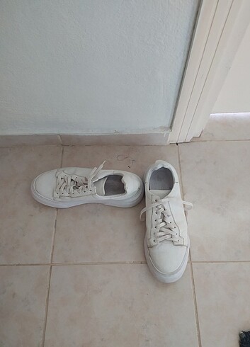 Beyaz erkek ayakkabısı