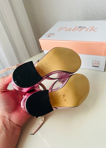 Pembe Parlak Bantlı Topuklu Kadın Sandalet - Görsel 2