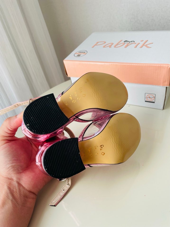 Pembe Parlak Bantlı Topuklu Kadın Sandalet - Görsel 2