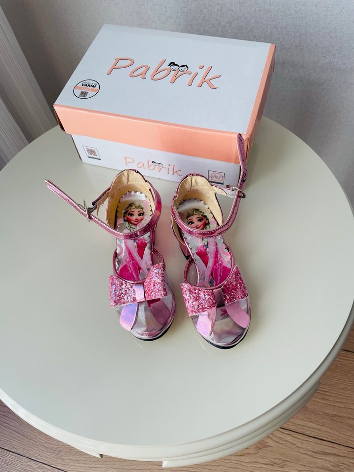 Pembe Parlak Bantlı Topuklu Kadın Sandalet - Görsel 3