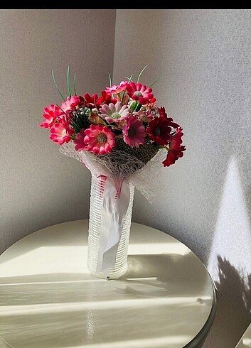 Vazo ve yapay çiçek buketi 