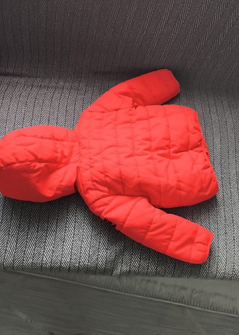 Kırmızı Kapüşonlu Erkek Çocuk Mont - Görsel 2