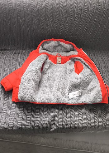 Kırmızı Kapüşonlu Erkek Çocuk Mont - Görsel 3