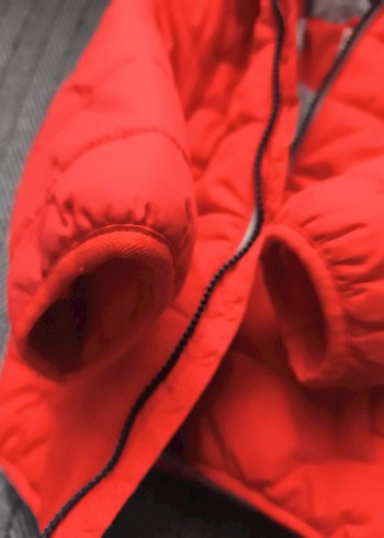 Kırmızı Kapüşonlu Erkek Çocuk Mont - Görsel 6