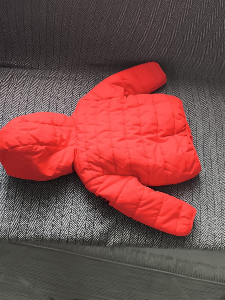 Kırmızı Kapüşonlu Erkek Çocuk Mont - Görsel 2