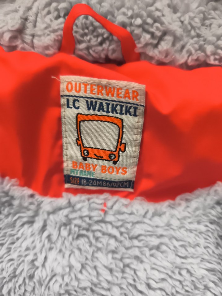 Kırmızı Kapüşonlu Erkek Çocuk Mont - Görsel 5