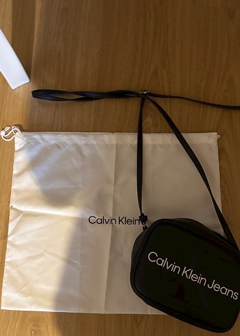 Calvin Klein Siyah Deri Bel Detaylı Çapraz Çanta - Görsel 2