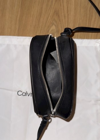 Calvin Klein Siyah Deri Bel Detaylı Çapraz Çanta - Görsel 6