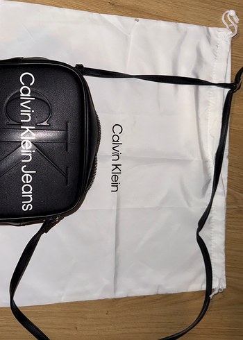 Calvin Klein Siyah Deri Bel Detaylı Çapraz Çanta - Görsel 7