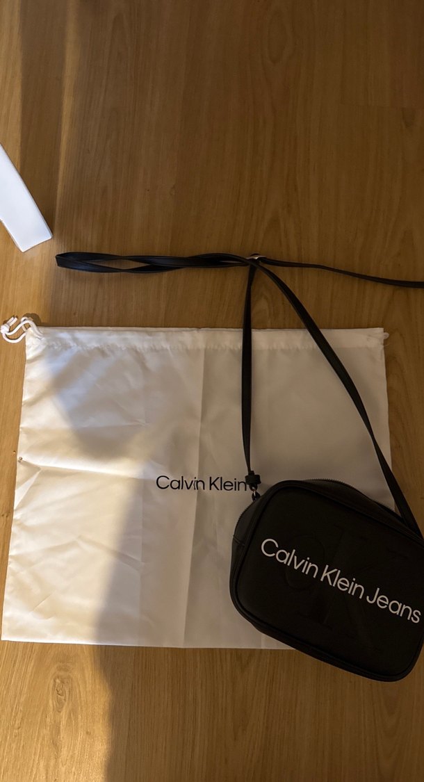 Calvin Klein Siyah Deri Bel Detaylı Çapraz Çanta - Görsel 2