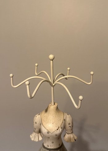 Bej Pastel Kadın Figürlü Takı Askısı - Görsel 3