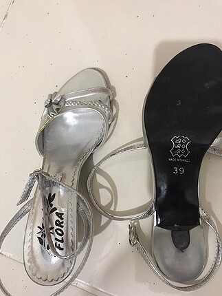 39 Beden Flora gri topuklu ayakkabı