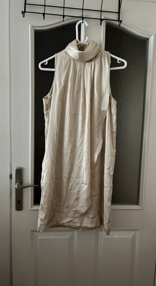 Bej Saten Yüksek Yakalı Saten Gece Elbisesi - Görsel 5