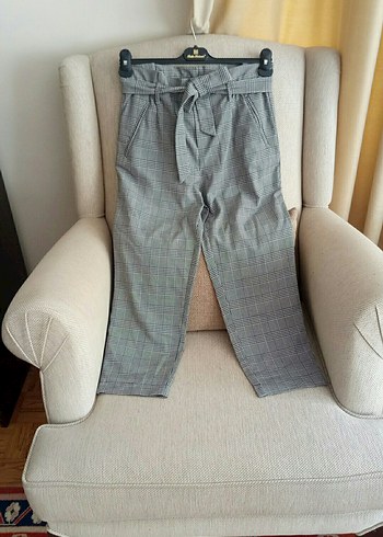 Gri Kemerli Kısa Kumaş Pantolon