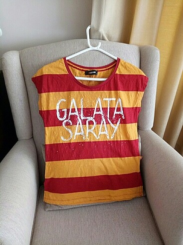 Önü yazılı Galatasaray tişörtü